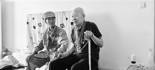 两位昔日战友相见,铁血记忆在温暖中重燃